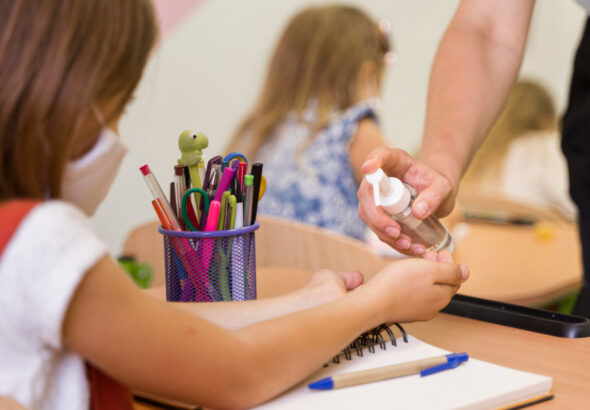 Volta às aulas impulsiona compras preventivas e reforça a importância de revisar a farmacinha de casa